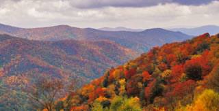 秋の紅葉に色づく山々